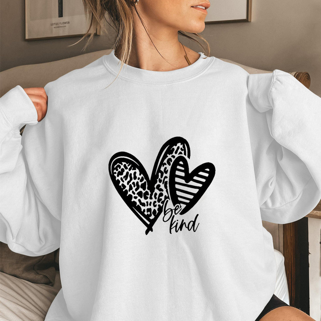 Kvinne sweatshirt med moderne hjerte motiv og avslappet passform Skjora