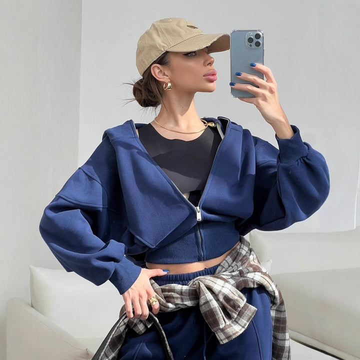 Dame casual og fashionable fritidssett med cropped hoodie og vide bukser Skjora
