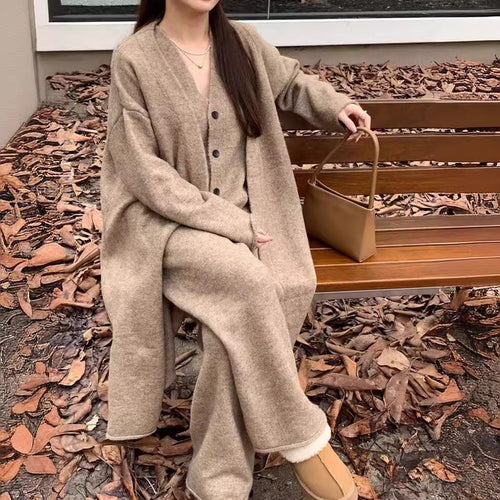 Damer elegant strikket ensemble med lang cardigan og vide bukser Skjora