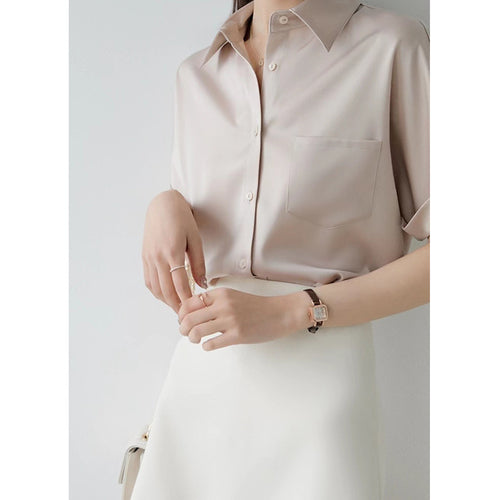 Dame satengbluse med moderne krage og elegante rulleermer Skjora