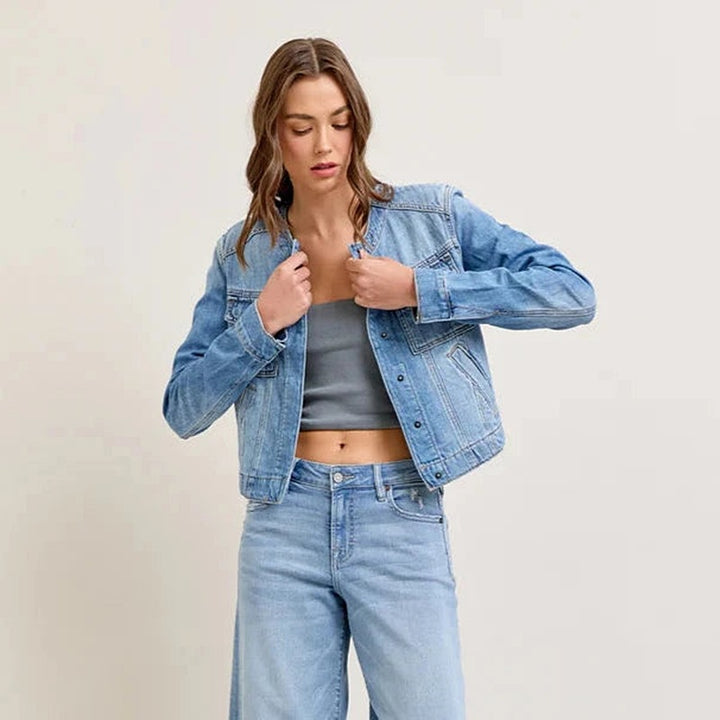 Kvinne denimjakke i en avslappet kort modell med praktiske lommer og knappdetaljer Skjora