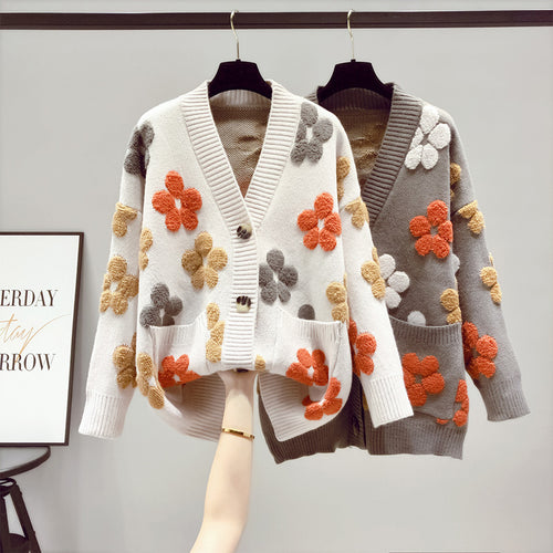 Kvinnens koselige cardigan med blomsterdesign og åpen front Skjora