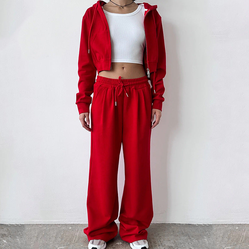 Kvinne cropped hettegenser og bredbente bukser Skjora