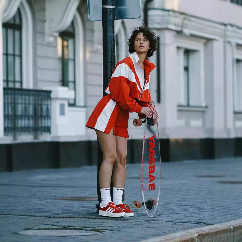 Kvinnelig sporty fritidsett med kort jakke og shorts Skjora