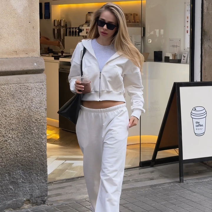 Kvinnenes sporty crop-set med hettegenser og elastiske bukser Skjora