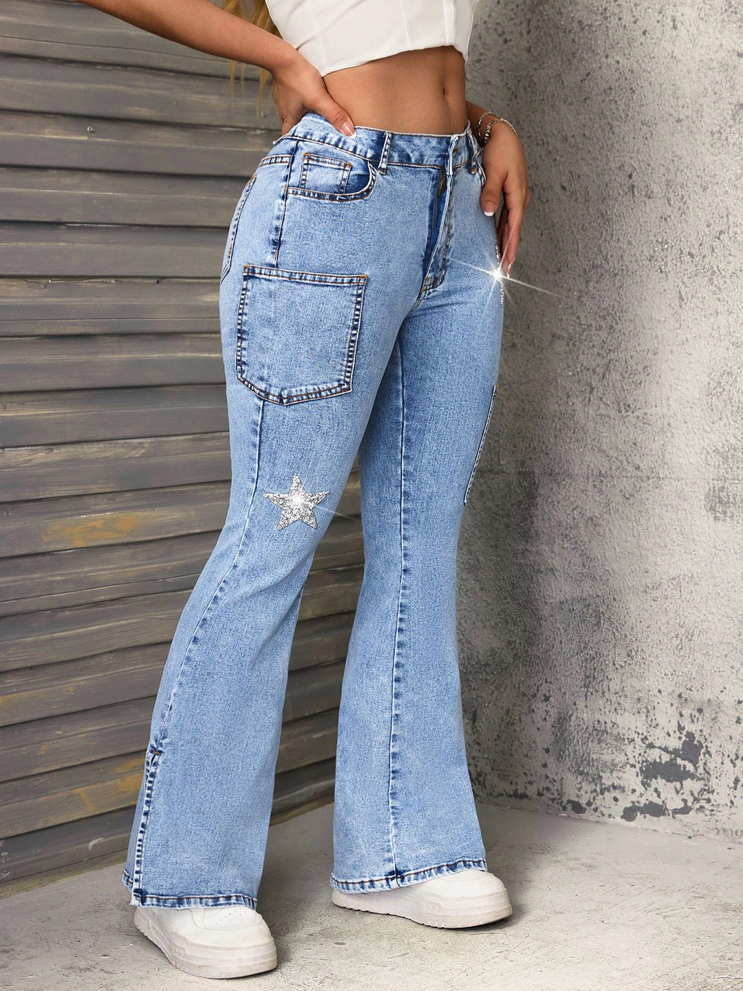 Dame Flared Jeans med stilige stjernapplikasjoner og praktiske lommer Skjora