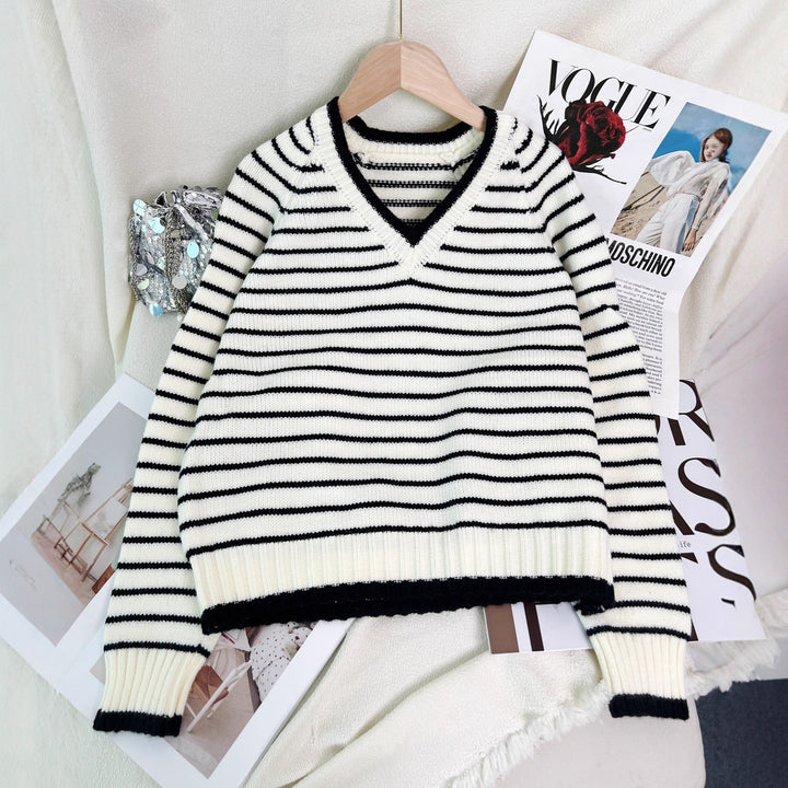 Kvinnesstripet V-hals genser i uformell stil Skjora