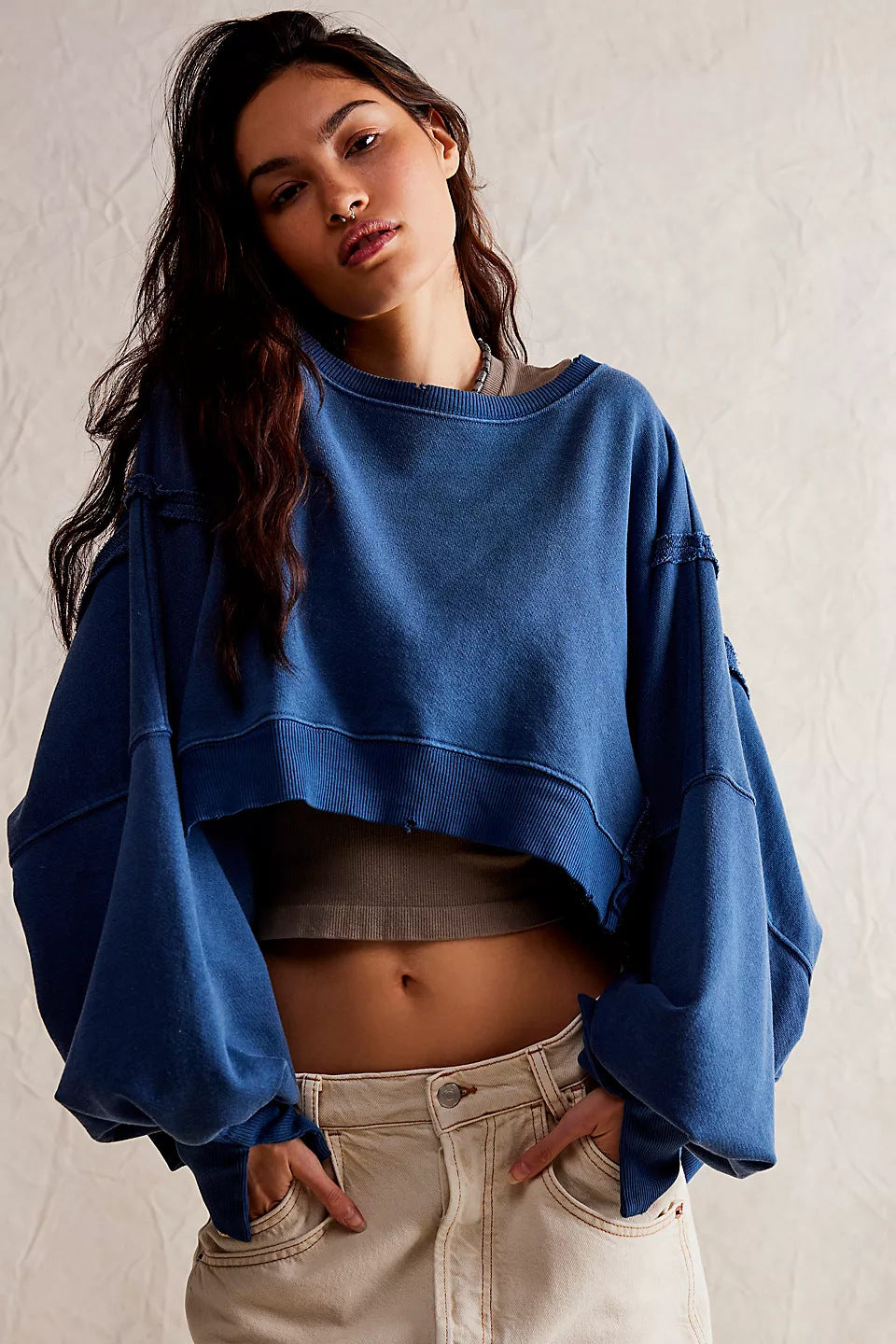 Damer casual avkortet sweatshirt med brede ermer og forseggjorte hemfinsher Skjora