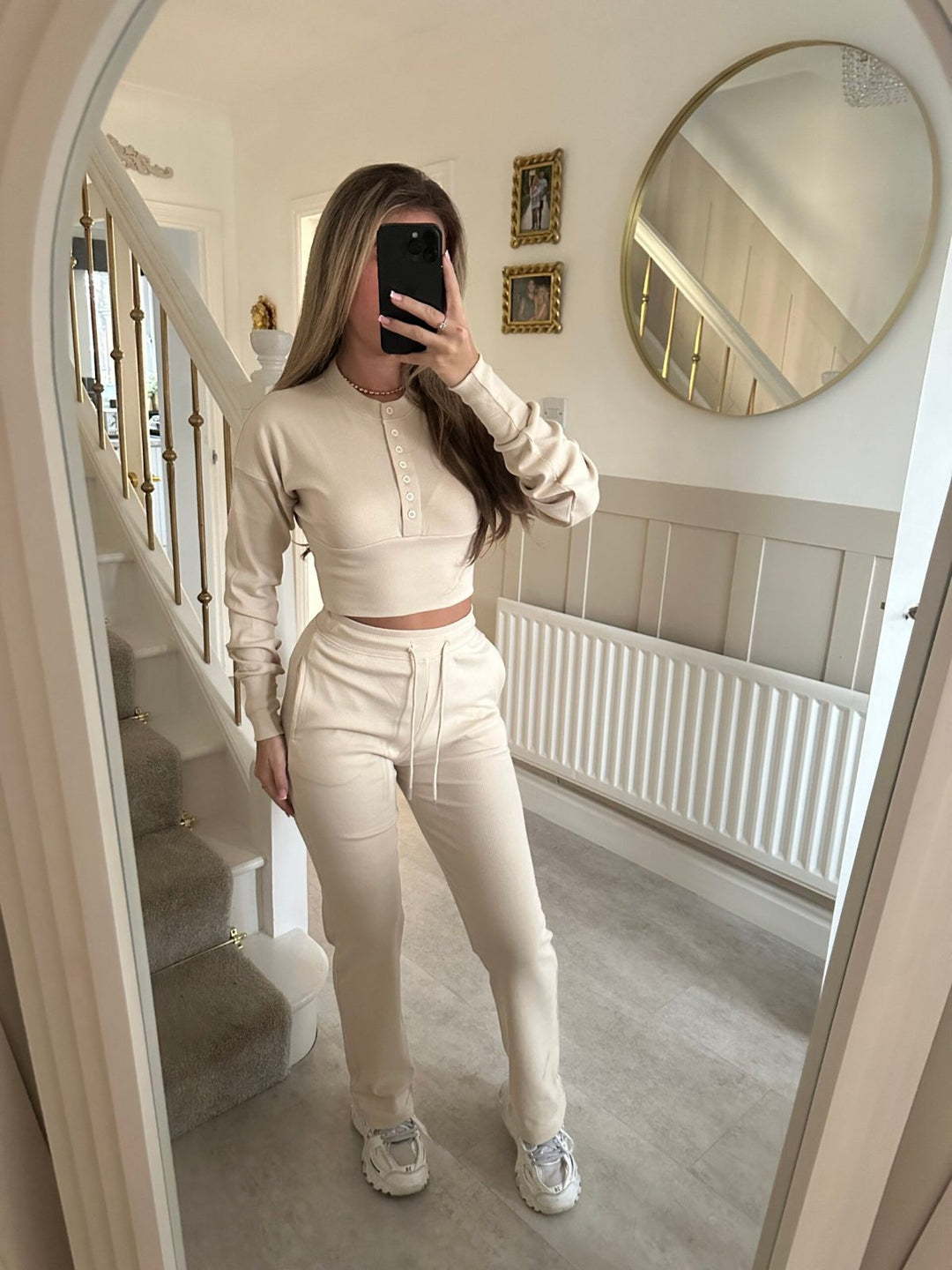 Kvinnens uformelle fritidssett med kort sweatshirt og komfortable joggebukser Skjora