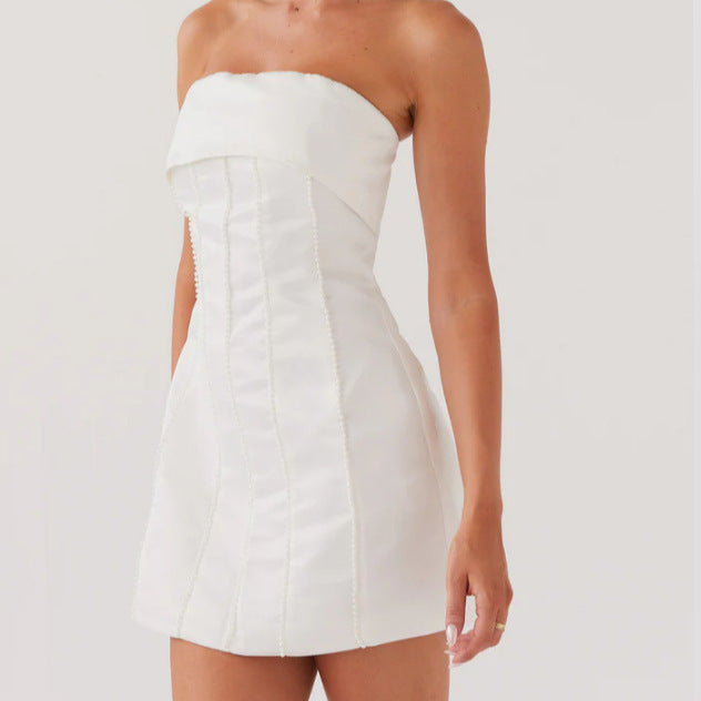 Kvinnes cocktailkjole med av-shoulder design og elegant midje detaljer