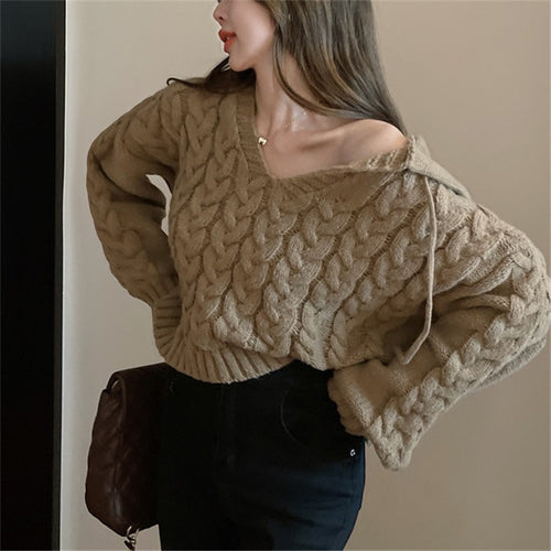Kvinnenes chunky strikket poncho med hette og moderne design Skjora