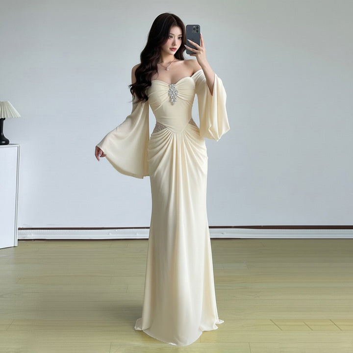 Dame lang v-neck kjole med dramatiske posete ermer og cut-out design Skjora