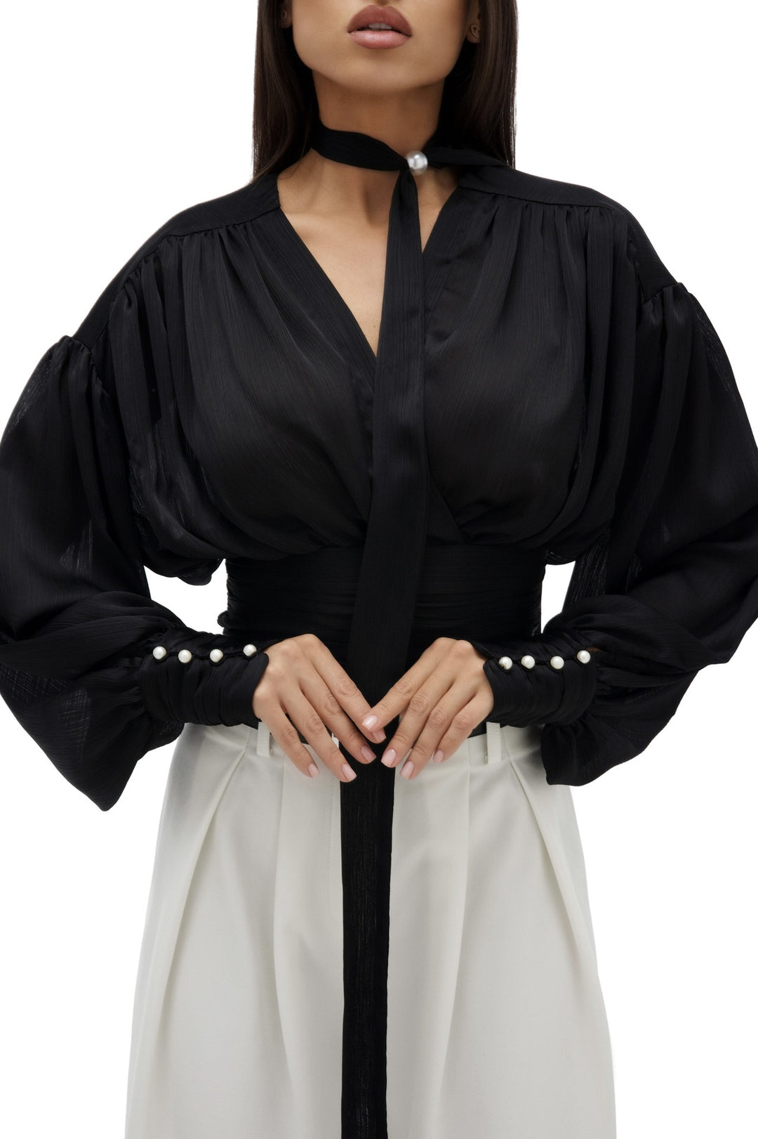Kvinnebluse med voluminøse ermer og elegante perleknapper Skjora