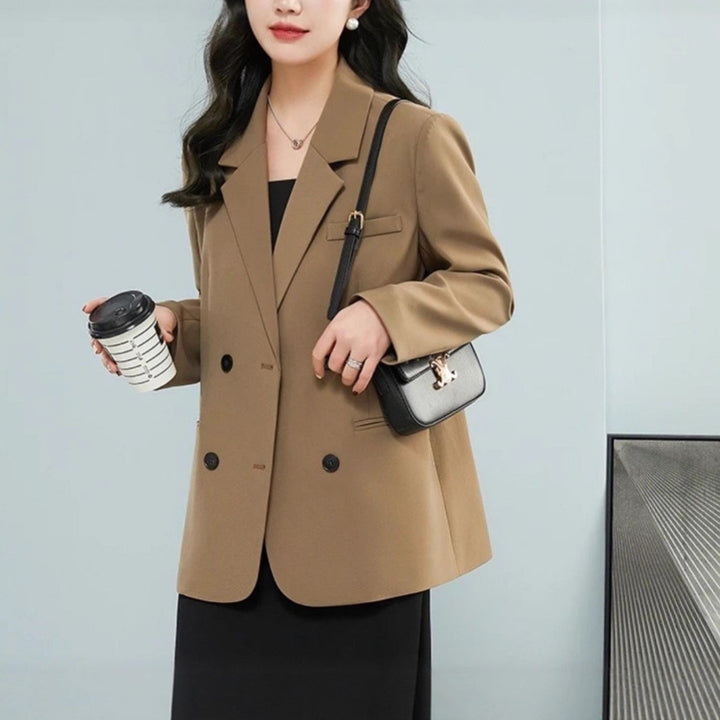 Kvinnelig stilren oversized blazer med dobbelt knepp og stilige detaljer Skjora