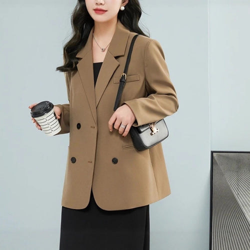 Kvinnelig stilren oversized blazer med dobbelt knepp og stilige detaljer Skjora