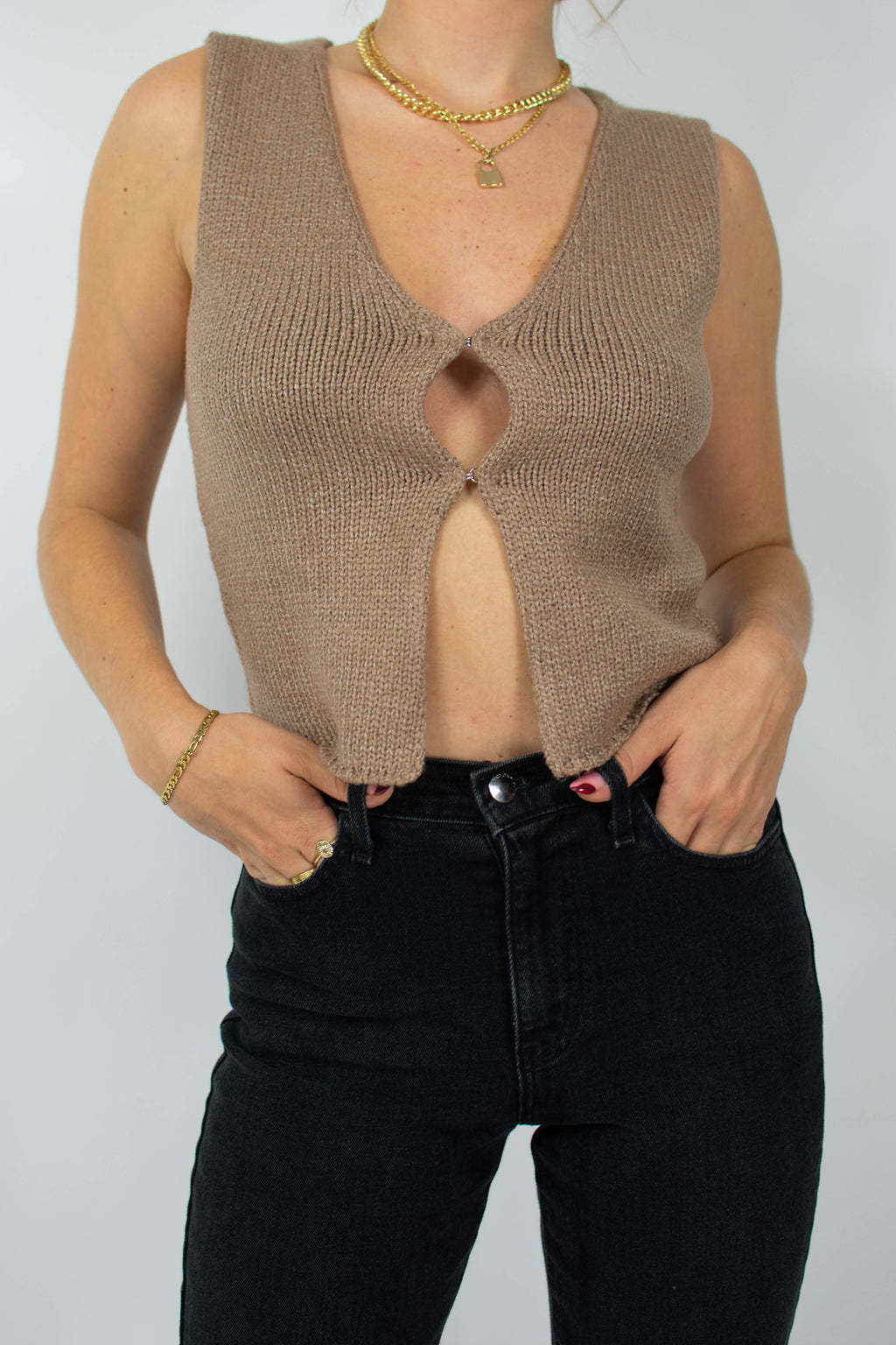 Dame strikket Cropped Top med stilig V-hals og dekorativ nøkkellås Skjora