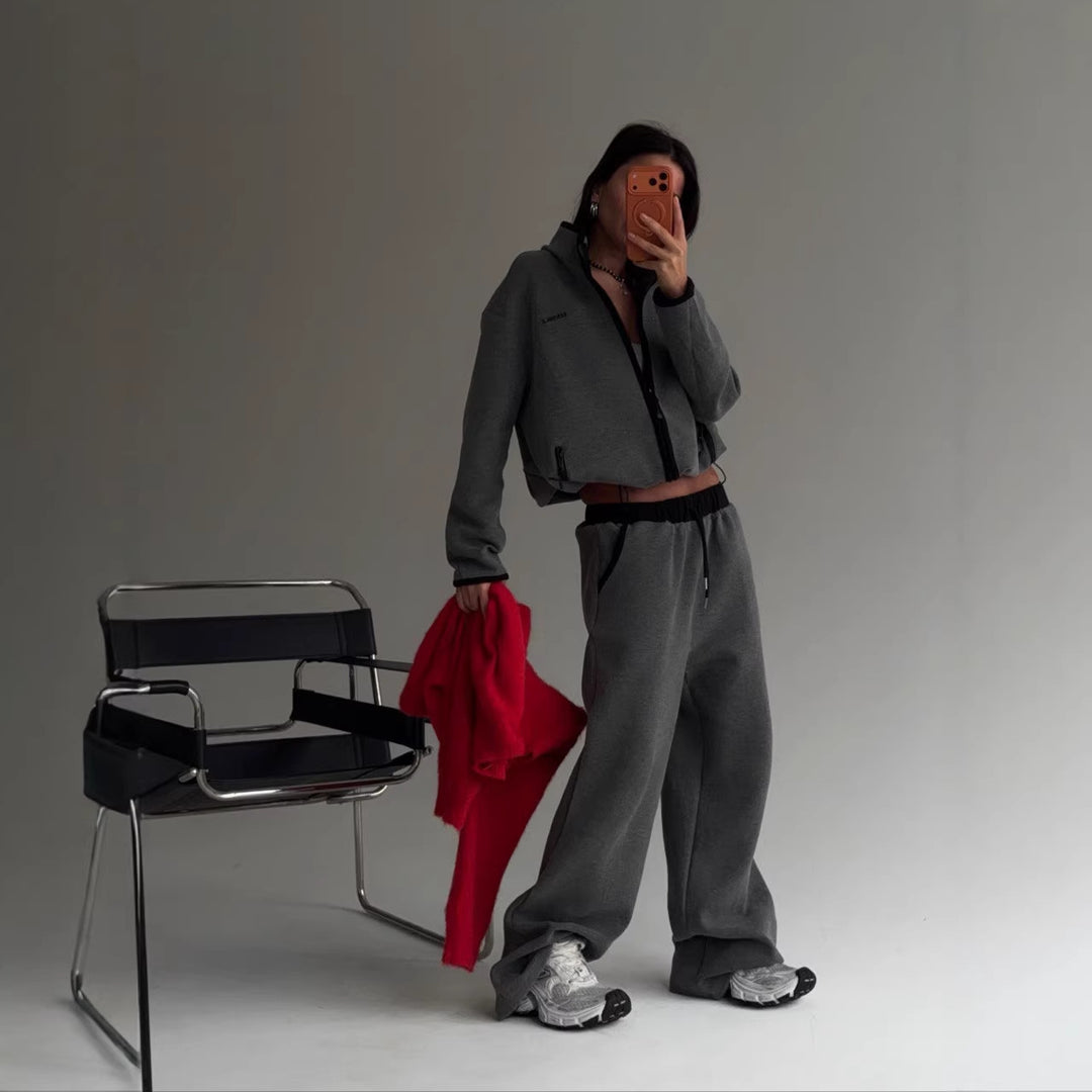 Kvinnelig komfortabel cropped hoodie med høy krage og avslappede joggebukser Skjora