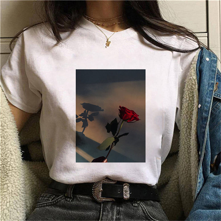 Dame T-skjorte med blomstertrykk og kreativt kunstmotiv Skjora
