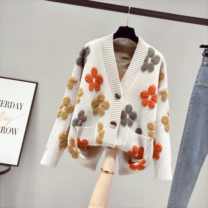 Kvinnens koselige cardigan med blomsterdesign og åpen front Skjora