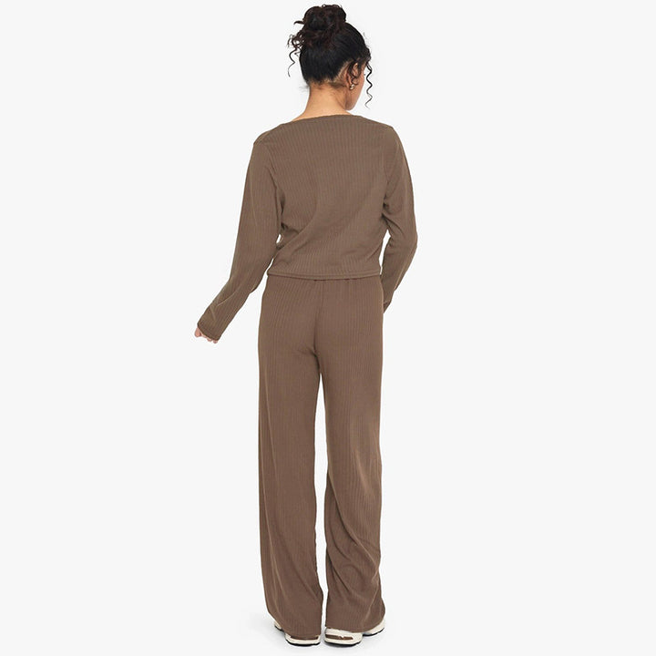 Dame komfortabel strikkedress med cropped jakke og vide buksebein Skjora
