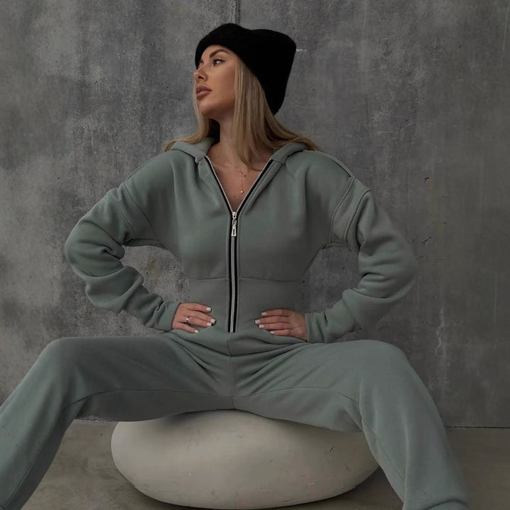 Kvinners sporty jumpsuit med glidelås og høy krage Skjora