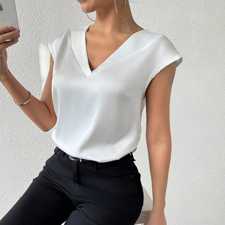 Damer satengbluse med moderne V-hals og elegante korte ermer Skjora
