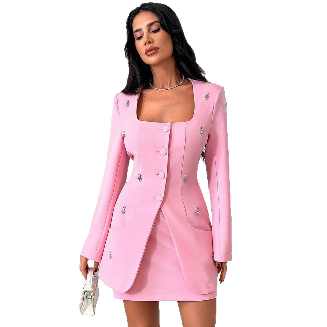 Kvinnelig elegant blazer kjole med smakfulle knappdetaljer