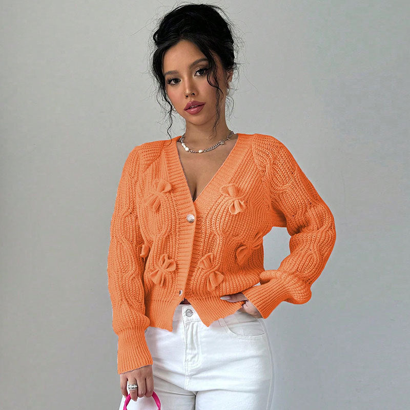Kvinne cardigan med blomsterrelieffdesign og knappable detaljer Skjora