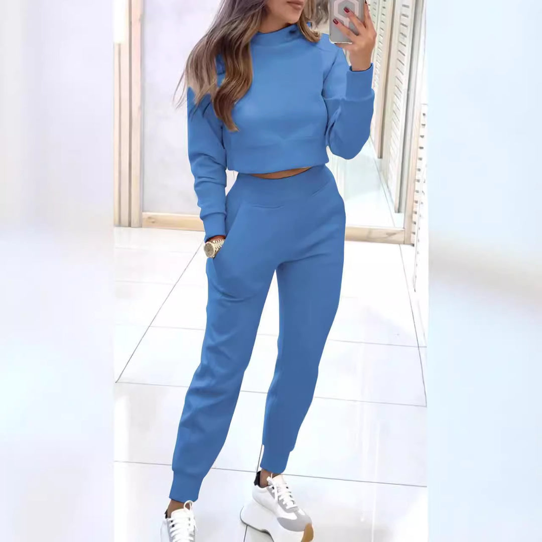 Kvinnens sporty loungewear-sett med moderne crop top og elastiske bukser Skjora