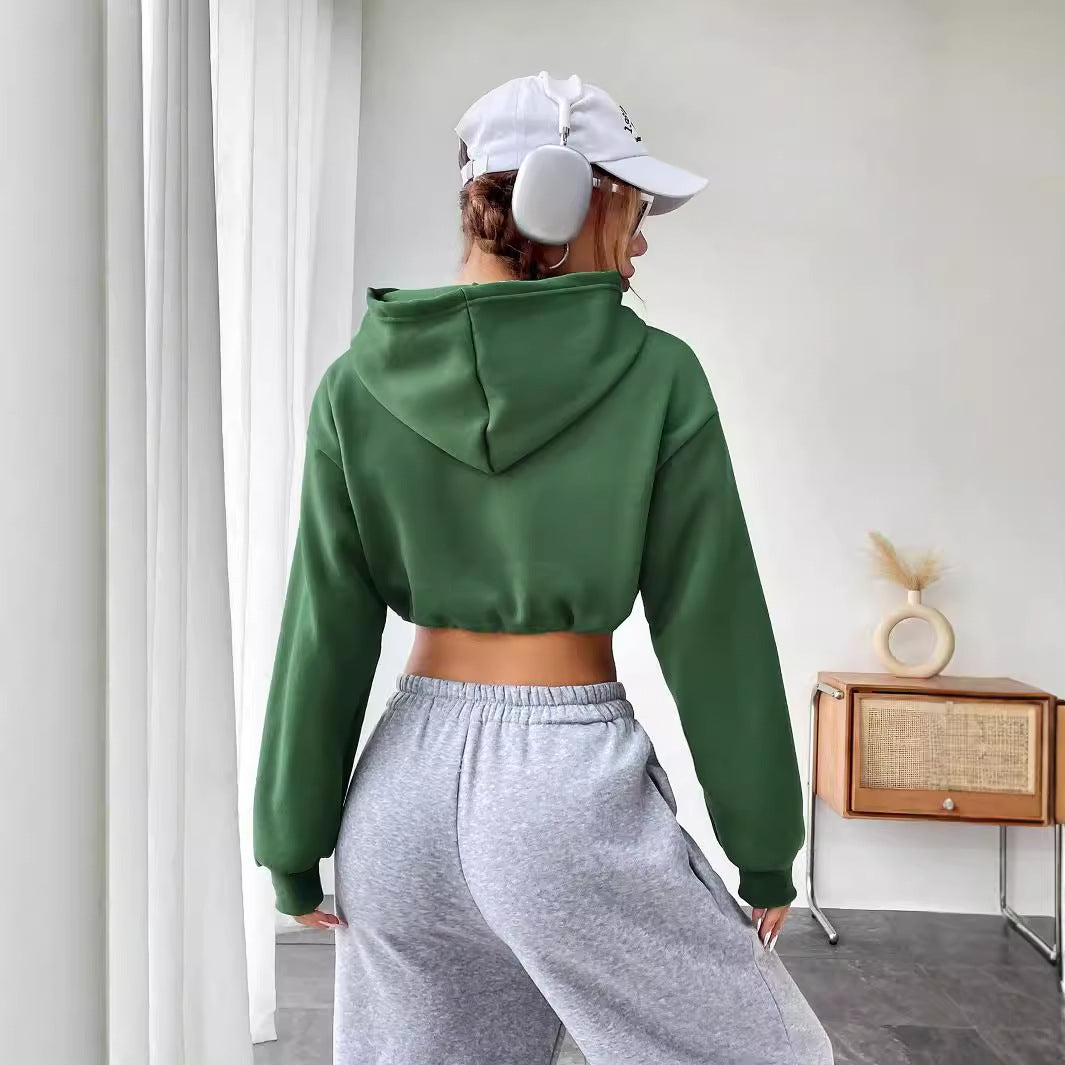 Damen cropped hettegenser med brodert tekst og snor Skjora