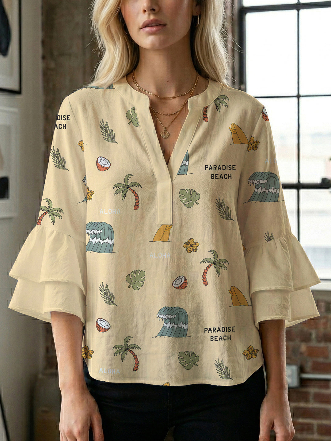 Damebluse med voluminøse volangermer og floral trykk Skjora
