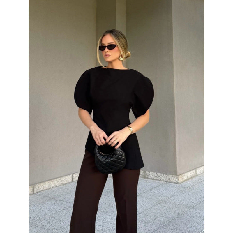 Damebluse med voluminøse pufferm og asymmetrisk kant Skjora