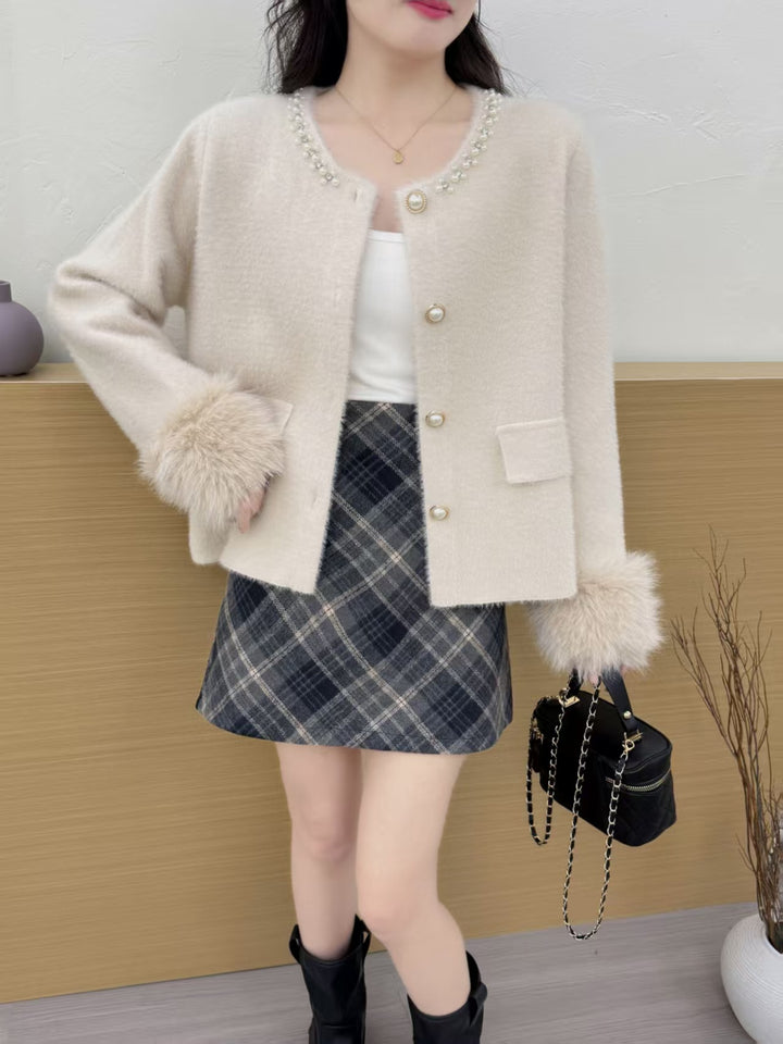 Damer elegant cardigan med perledekorasjon og fluffy ermer Skjora