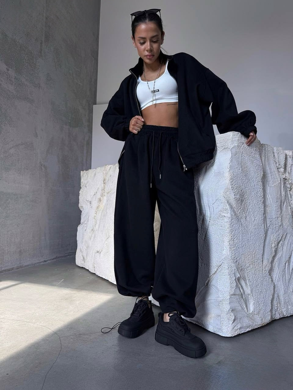 Kvinnens casual hettegenserdrakt med oversized passform og elastisk midjebånd Skjora
