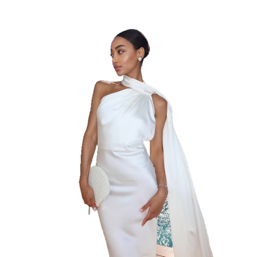 Kvinne Elegant Kvelds Kjole med Flytende Design og Av-Shoulder Hette Skjora