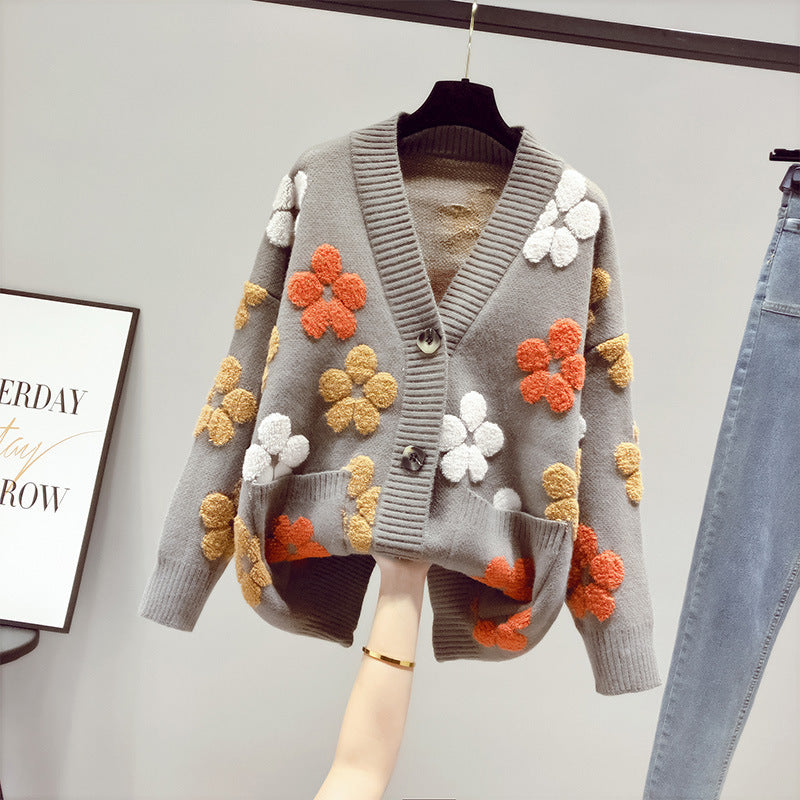 Kvinnens koselige cardigan med blomsterdesign og åpen front Skjora