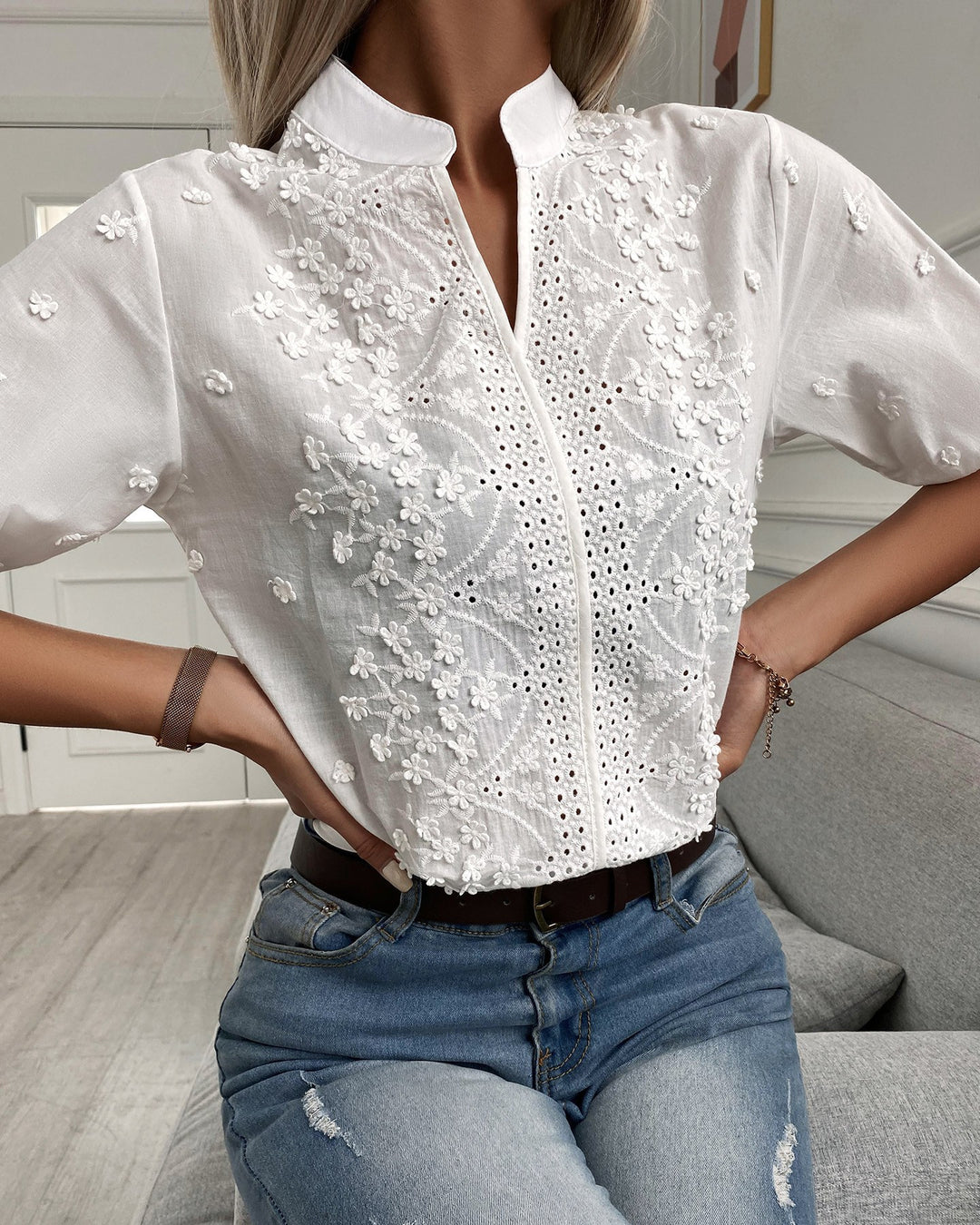 Kvinne brodert bluse med høy krage og delikate detaljer Skjora