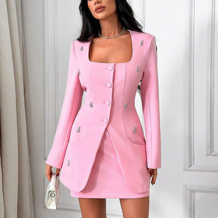 Kvinnelig elegant blazer kjole med smakfulle knappdetaljer