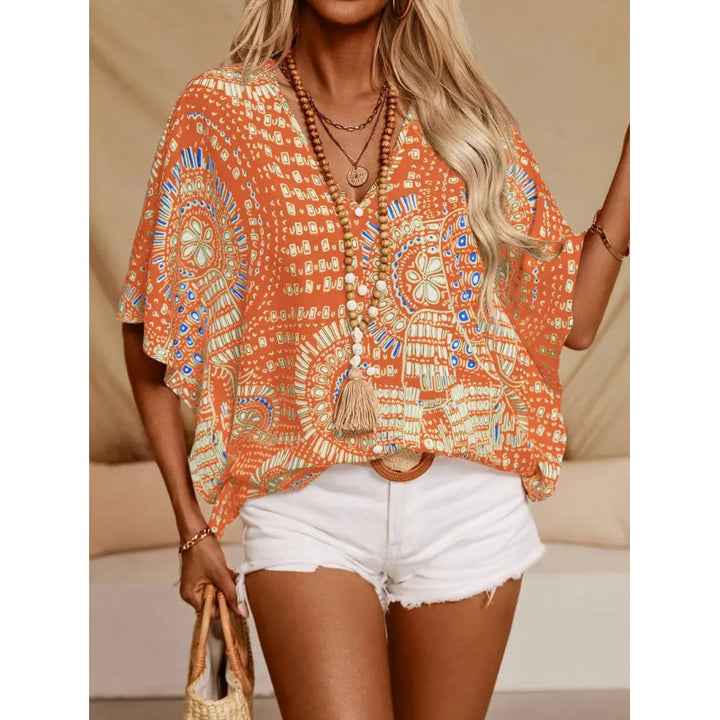 Dame strandbluse i avslappet boho-stil med fargerike mønstre og voluminøse ermer Skjora
