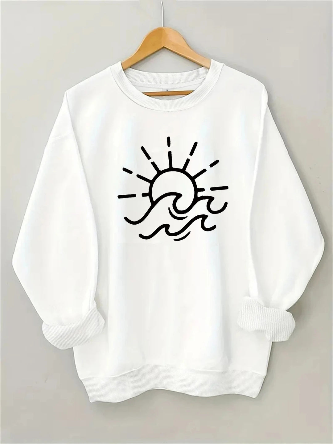 Dame sweatshirt med kreativ sol- og bølgedesign Skjora