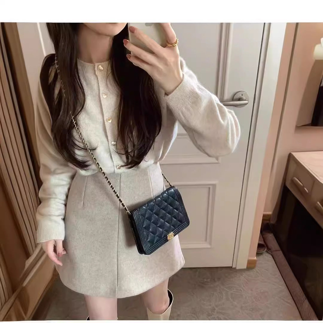 Kvinne Elegant Cardigan med Hjerteknapper og Fin Ribbestruktur Skjora