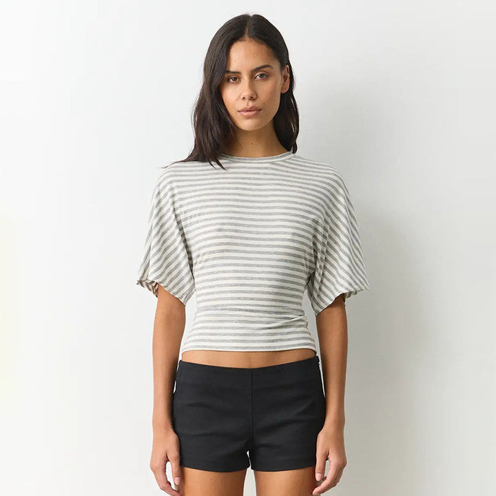 Damer moderne kortermet topp med avslappet stripemønster og elegant snitt Skjora
