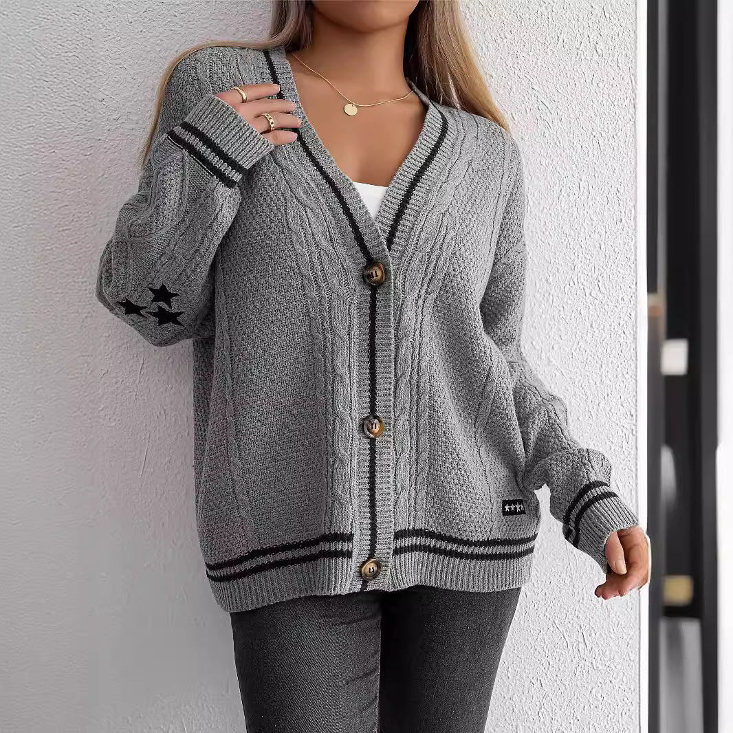 Dame chunky strikk cardigan med grafisk kabelmønster og dekorative knapper Skjora