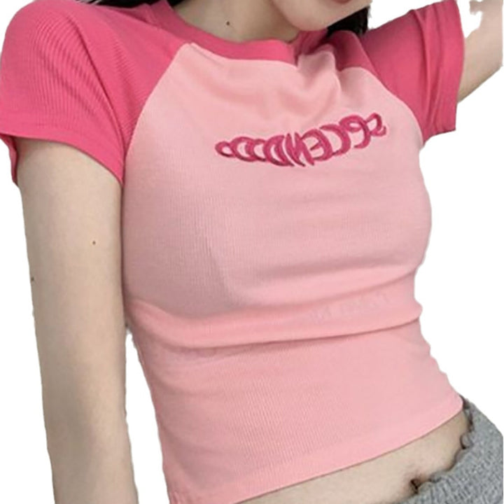 Dame Cropped T-skjorte med kontrasterende ermer og moderne trykk Skjora