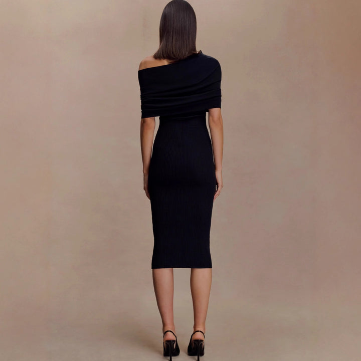 Dame elegant strikkjole med off-shoulder design Skjora