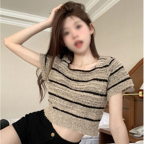 Kvinne cropped topp med moderne strippedesign og avslappet snitt