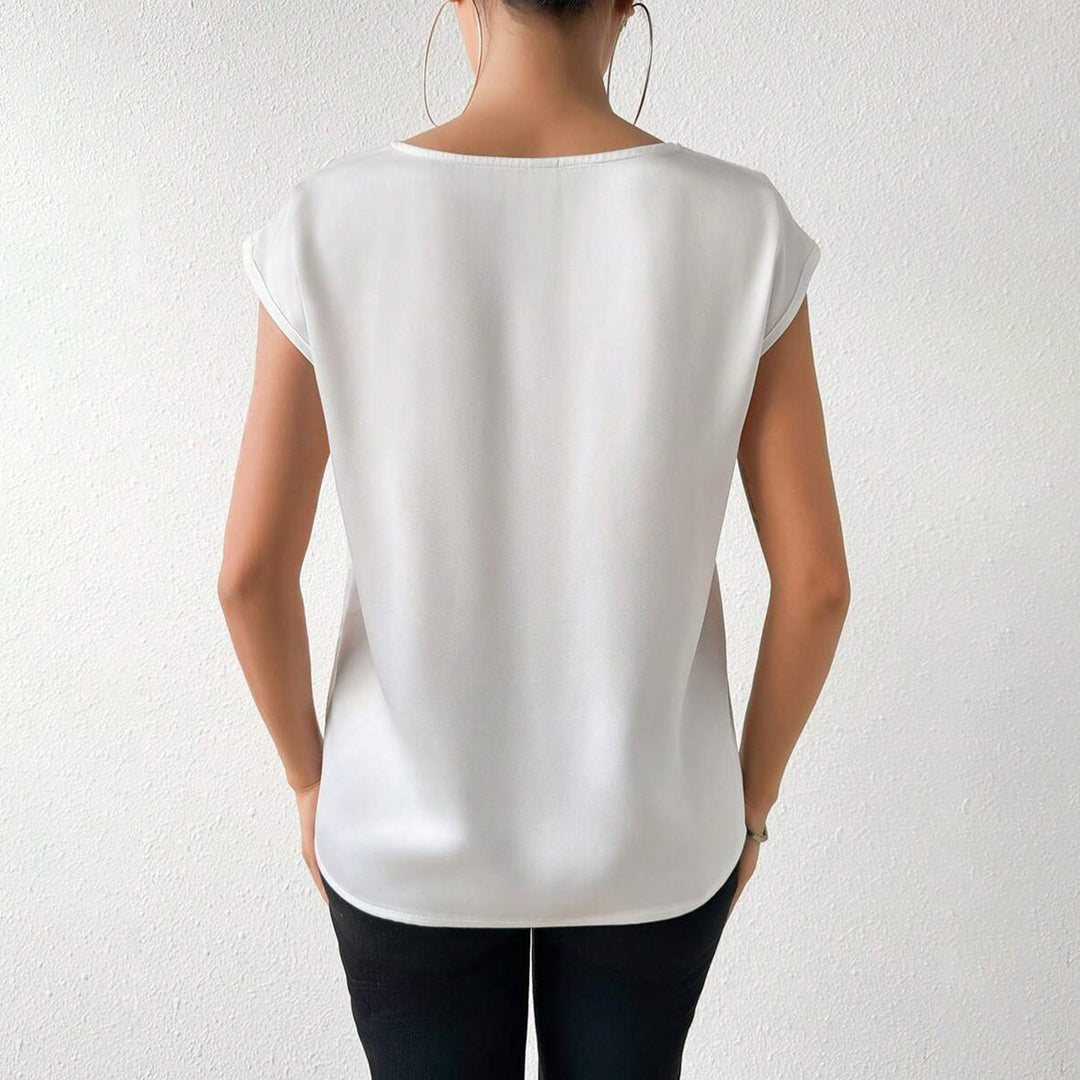 Damer satengbluse med moderne V-hals og elegante korte ermer Skjora