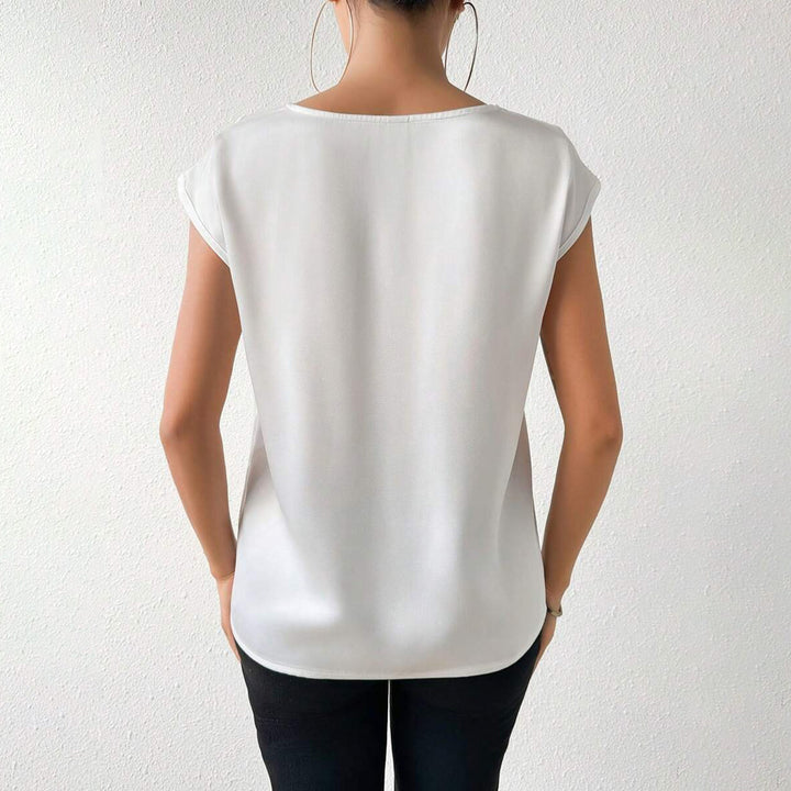 Damer satengbluse med moderne V-hals og elegante korte ermer Skjora