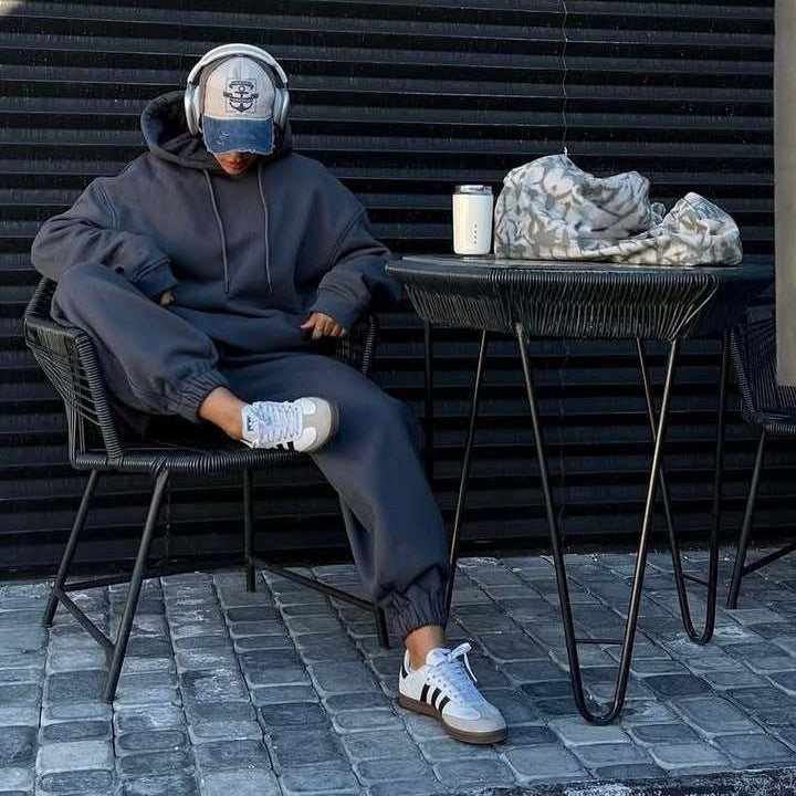 Kvinnelig komfortabel oversized loungewear-sett med hette Skjora