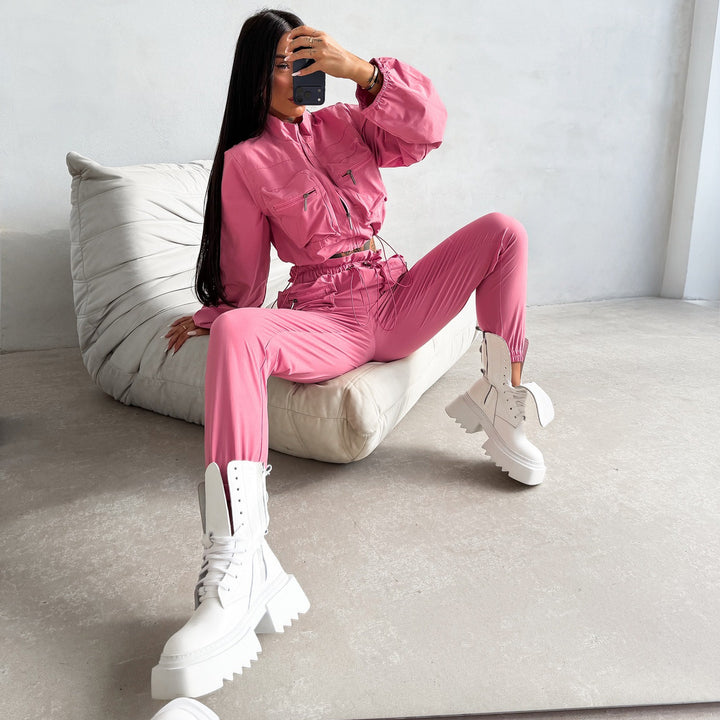 Kvinnelig urban sport loungewear-sett med stilfullt croppet topp og elastiske bukser Skjora
